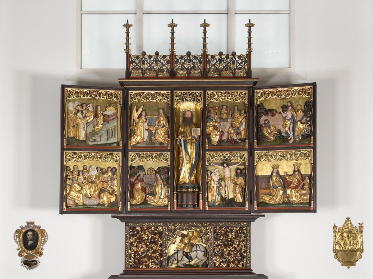 zur Vergrößerungsansicht des Bildes: Der Paulineraltar ist zur Festtagsseite aufgeklappt und zeigt Szenen aus dem Marien- und Jesus-Zyklus.