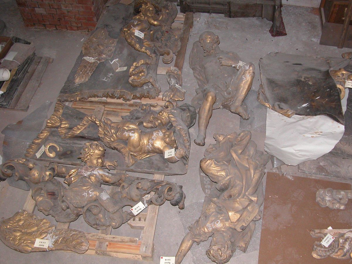 enlarge the image: Die geretteten Skulpturen und Kunstwerke aus der alten Paulinerkirche wurden provisorisch gelagert.