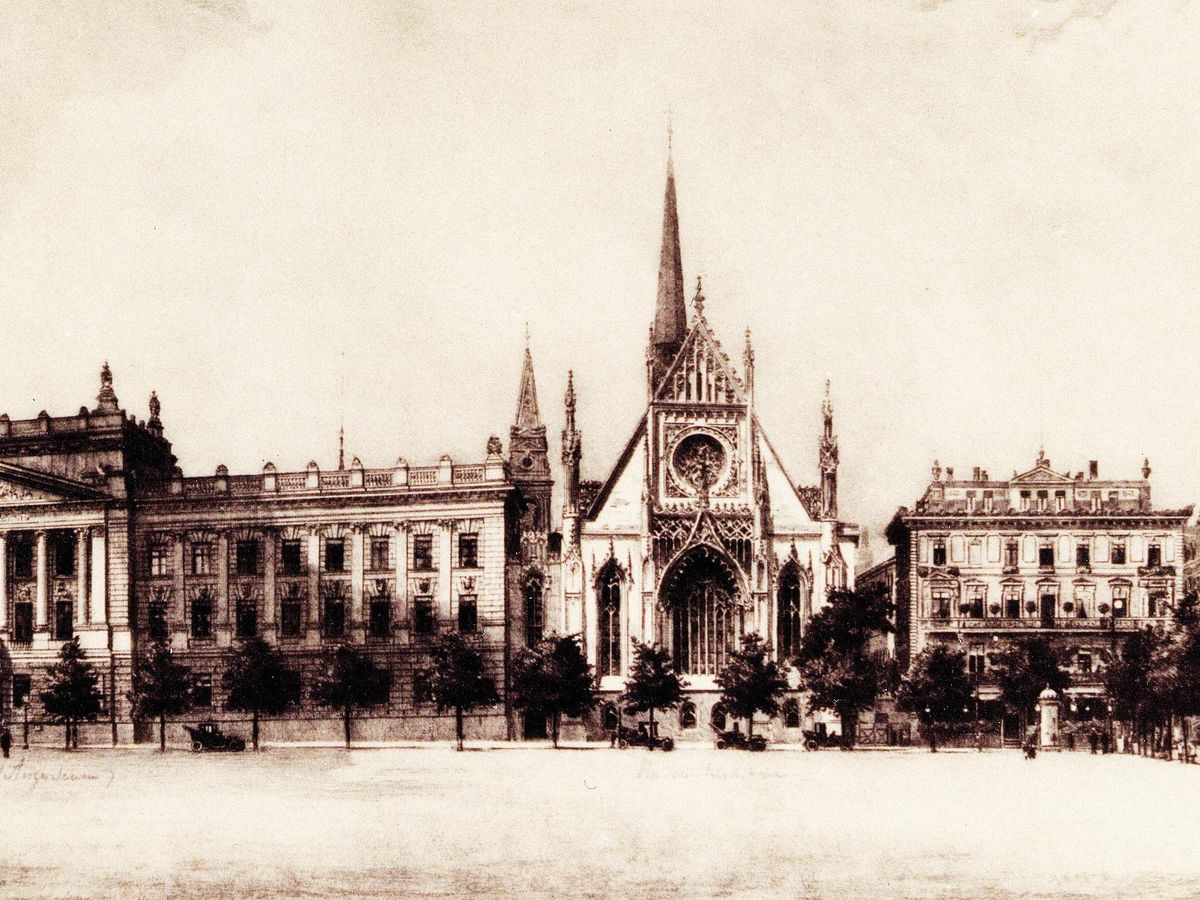enlarge the image: Die historische Fotografie bildet die alte Paulinerkirche sowie das Augusteum der Universität ab.