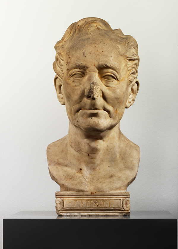 zur Vergrößerungsansicht des Bildes: Die Büste des Adolf von Hildebrand zeigt die Schäden des großen Brandes, bei der viele Büsten zerstört wurden.