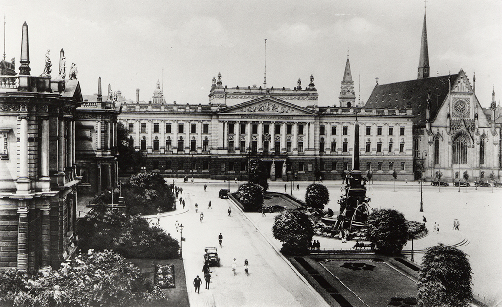 Eine historische Fotografie zeigt den Augustusplatz mit Augusteum und Universitätskirche St. Pauli im Jahr 1930