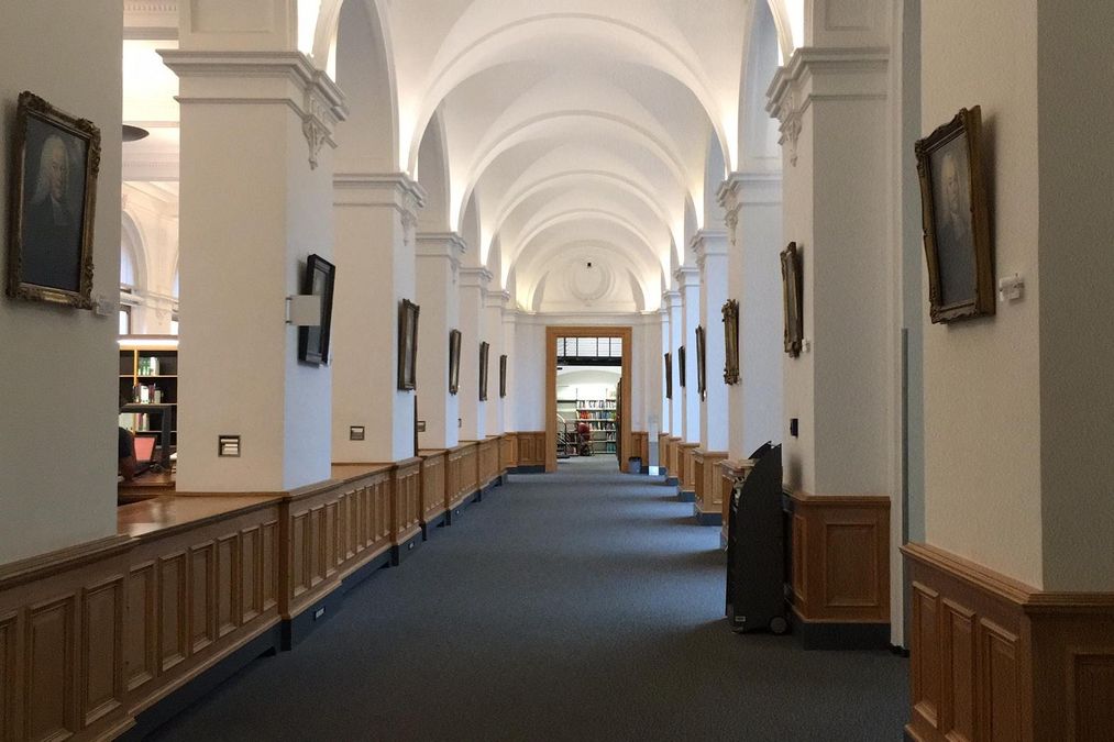 An den Wänden der Unibibliothek hängen viele Gemälde, welche von der Kustodie betreut werden.