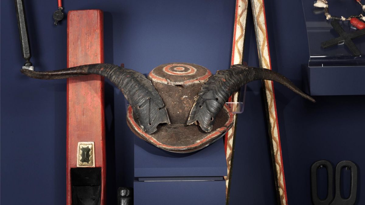 Depositionsinstrumente, darunter eine Hörnerkappe aus der Mitte des 17. Jahrhunderts, die für den Initiierungsritus an der Universiät genutzt wurden, Foto: Kustodie