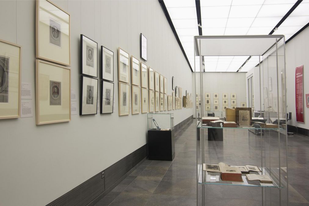 zur Vergrößerungsansicht des Bildes: Ein Blick in die Ausstellung "Freund und Kupferstecher, Johann Friedrich Bause, Leipziger Porträtstecher und Akademielehrer im Dienst der Aufklärung", 2014, Foto: Kustodie