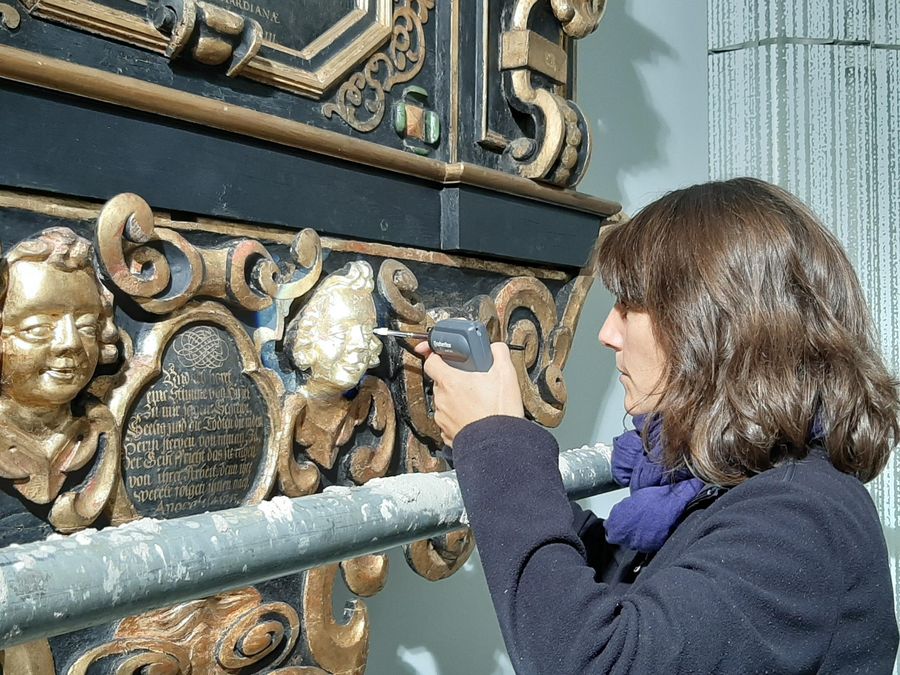 zur Vergrößerungsansicht des Bildes: Bei der Wartung der Epitaphien im Paulinum bessert die Restauratorin die Kunstwerke aus.