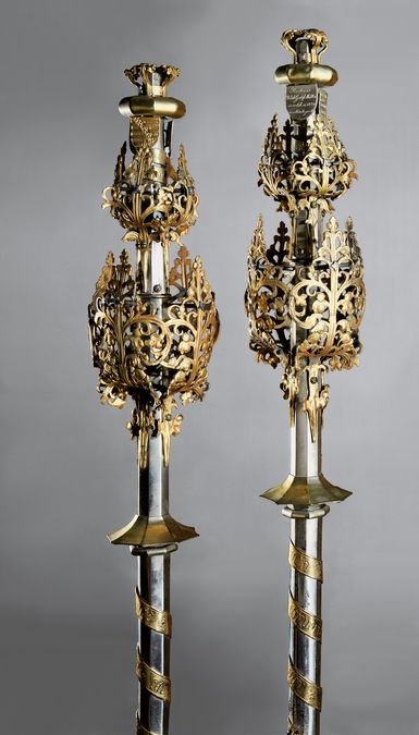 Die silbernen und goldenen Elemente der Zepter der Universität Leipzig finden ihren Höhepunkt in der prächtigen Krone am oberen Ende.