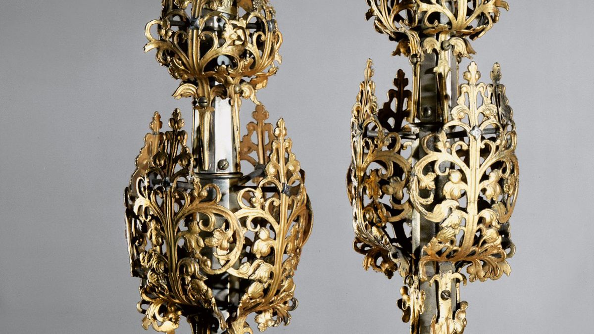 Die silbernen und goldenen Elemente der Zepter der Universität Leipzig finden ihren Höhepunkt in der prächtigen Krone am oberen Ende.