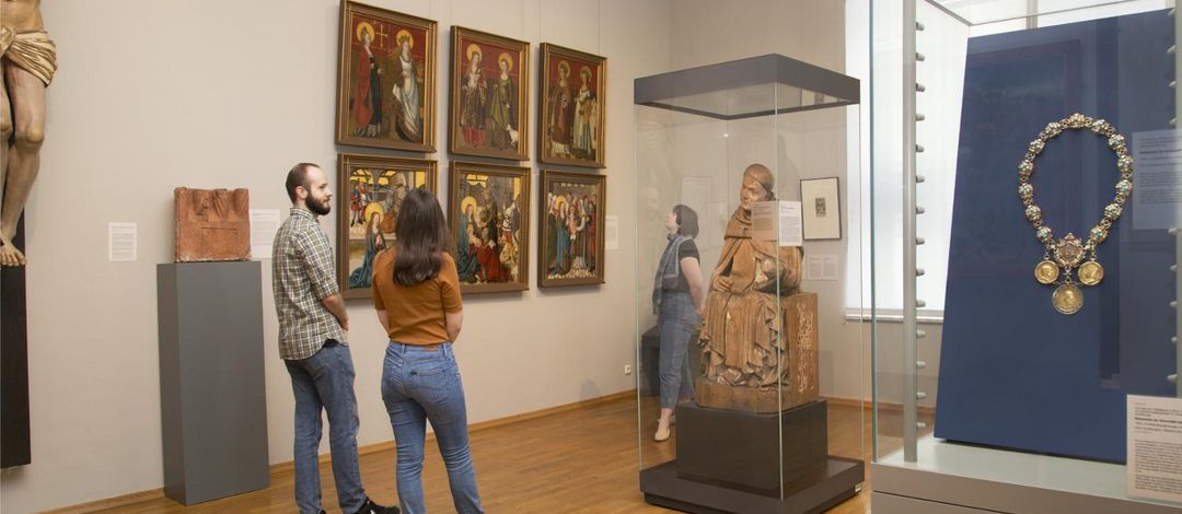 Besucher in der Kunstsammlung im Rektoratsgebäude, Foto: Kustodie/Marion Wenzel