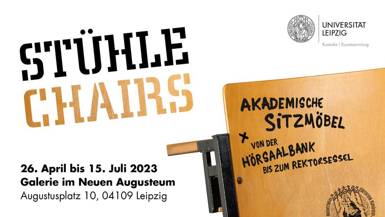 Werbemotiv mit der großen Überschrift "Stühle - Chairs" in schwarz und hellbraun bzw. mit Holzstruktur und den Ausstellungsdaten auf der linken Seite, auf der rechten Seite ist ein Teil einer Hörsaalbank zu sehen. Diese trägt in Schreibschrift die Aufschrift "Akademische Sitzmöbel von der Hörsaalbank bis zum Rektorsessel", darunter ist - ebenfalls auf dem Stuhl das kleine Rektorsiegel zu sehen. Oben rechts befindet sich das Logo der Kustodie.