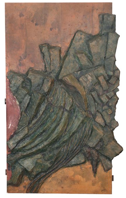 Ein Fragment des Lederreliefs, bestehen aus bräulichem Leder in abstrakten Formen