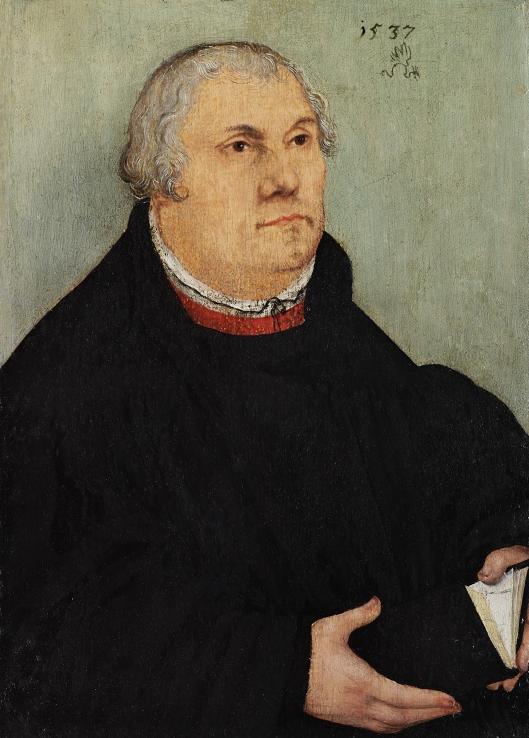zur Vergrößerungsansicht des Bildes: Das Porträt zeigt Martin Luther mit grauem Haar in schwarzer Kutte, in den Händen hält er ein aufgeschlagenes Buch.