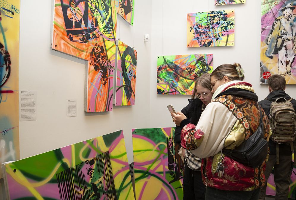 zur Vergrößerungsansicht des Bildes: Blick in den Ausstellungsraum mit Besuchern