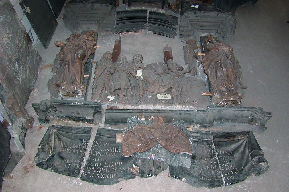 Die einzelnen Stücke des Epitaphs liegen auf dem Boden vor dem Beginn der Restaurierung