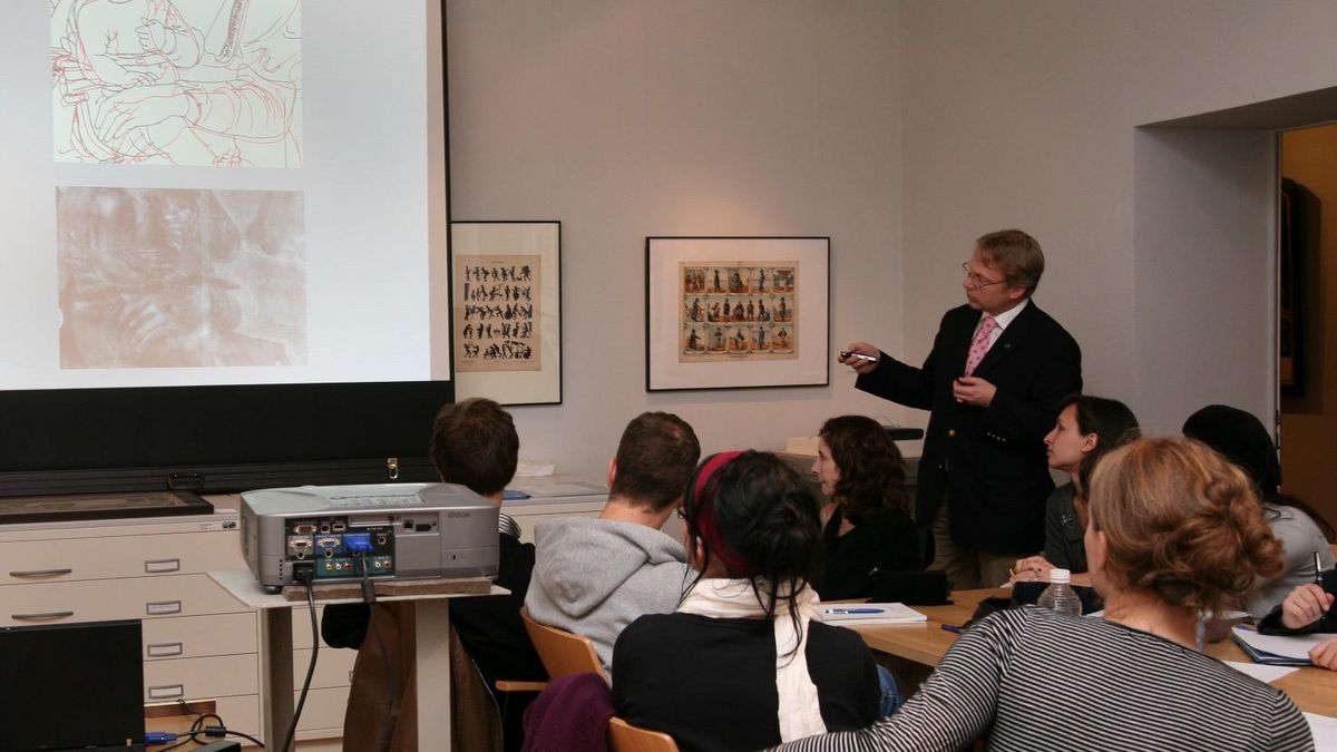 Prof. Dr. Hiller von Gaertringen hält Studierenden einen Vortrag im Rahmen eines Seminars im Rektoratsgebäude der Universität.