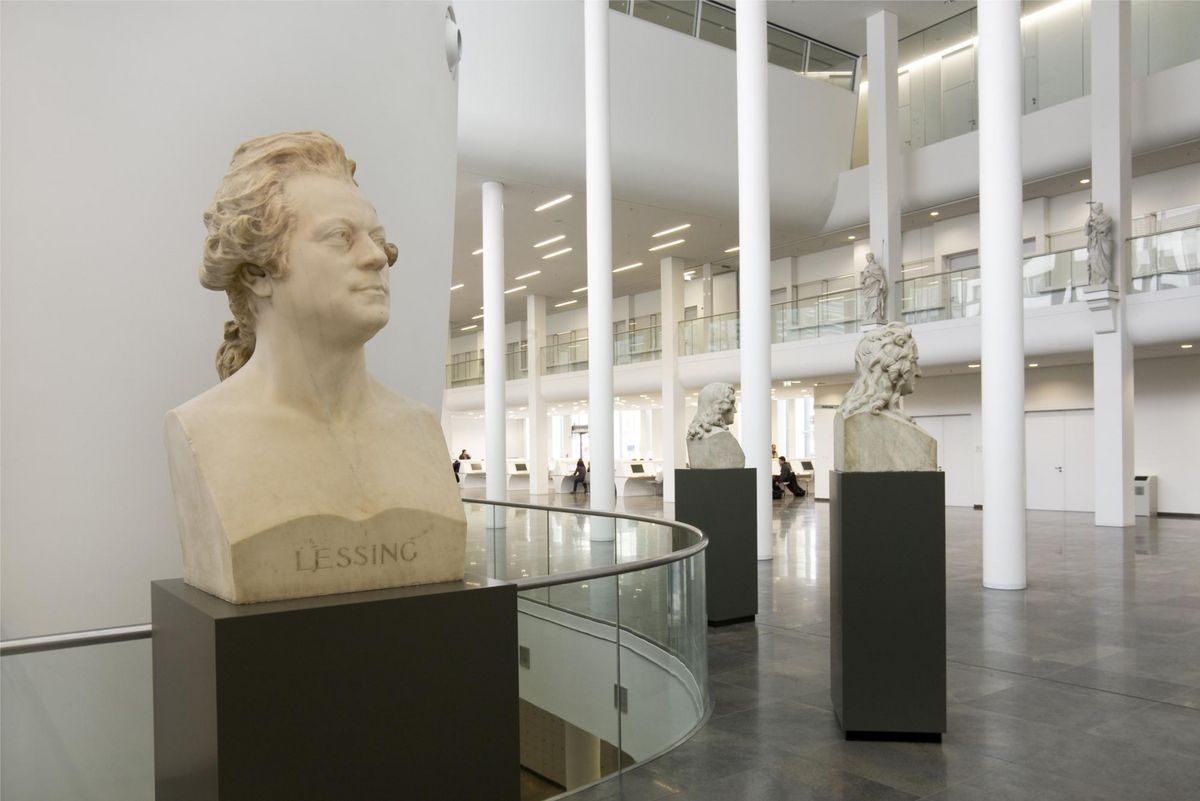 enlarge the image: Kolossalbüsten von Leibniz, Goethe und Lessing im Foyer des Neuen Augusteums, Foto: Kustodie/Marion Wenzel