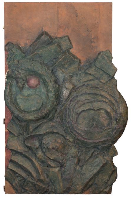 zur Vergrößerungsansicht des Bildes: Ein Fragment des Lederreliefs, bestehend aus bräulichem Leder in abstrakten Formen