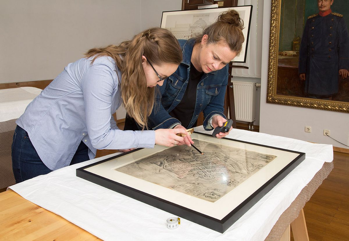 zur Vergrößerungsansicht des Bildes: Dr. Hübner arbeitet mit einer Studentin am Kunstwerk