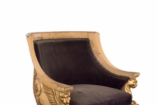 Dekorativer Sessel im klassizistischen Stil, aus Holz mit weißer und goldener Fassung, dekorativen Elementen wie geflügelten Löwinnen, Samtbezug