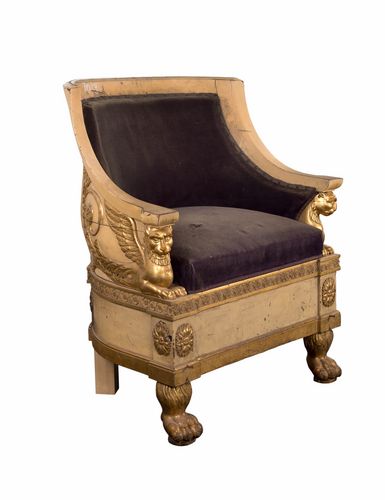 Dekorativer Sessel im klassizistischen Stil, aus Holz mit weißer und goldener Fassung, dekorativen Elementen wie geflügelten Löwinnen, Samtbezug