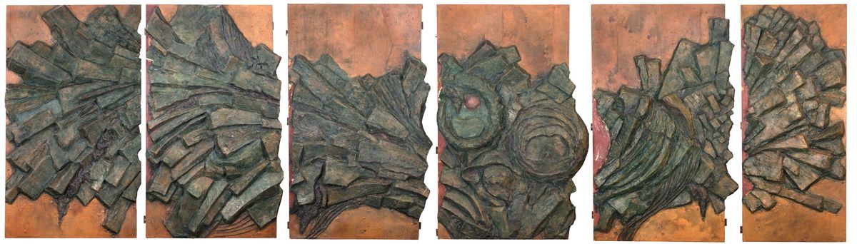 Lederrelief "Geologische Impressionen" von Günter Morck zur Vergrößerungsansicht des Bildes: Die sechs Einzelelemente des Kunstwerks sind in einer Fotomontage zusammengesetzt worden; es handelt sich um einzelene Tafeln mit Ledereliefs in brauner Farbe