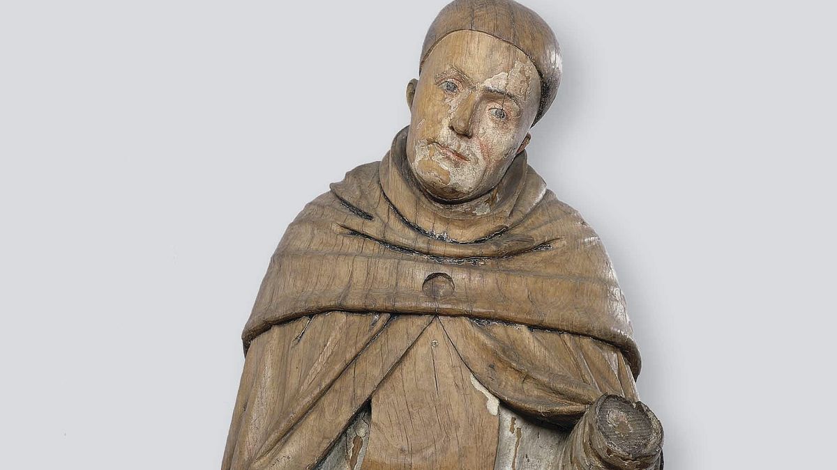 Eine geschnitzte, nahezu lebensgroße Figur des Lehrenden Thomas von Aquin, um 1400