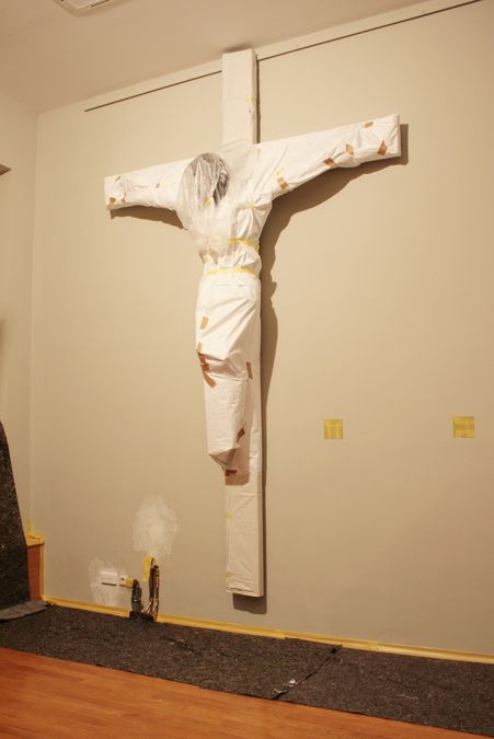 zur Vergrößerungsansicht des Bildes: Das Kruzifix in der Dauerausstellung wurde wegen Renovierung komplett eingewickelt.