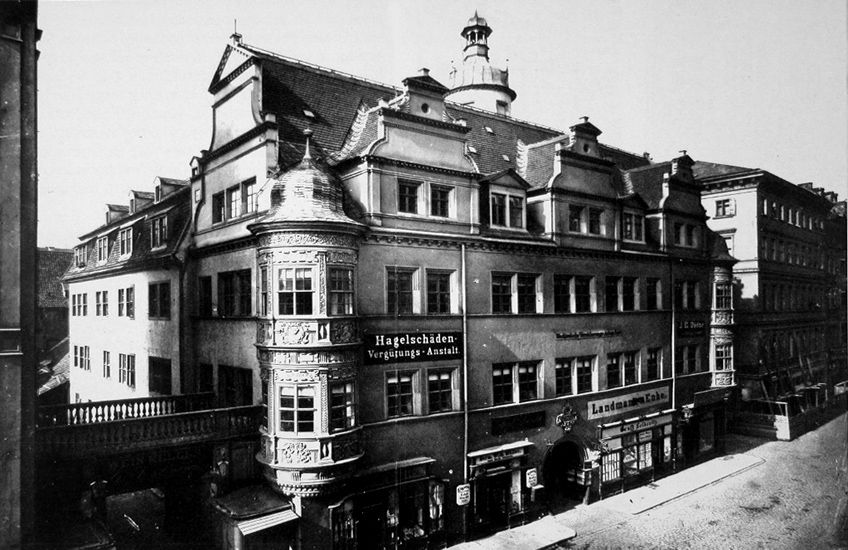 zur Vergrößerungsansicht des Bildes: Schwarz-weiß Foto, Ansicht des Fürstenhauses von der Grimmaischen Straße aus, im Mittelgrund der Erker, viergeschossiges Gebäude, mit Renaissancegiebeln