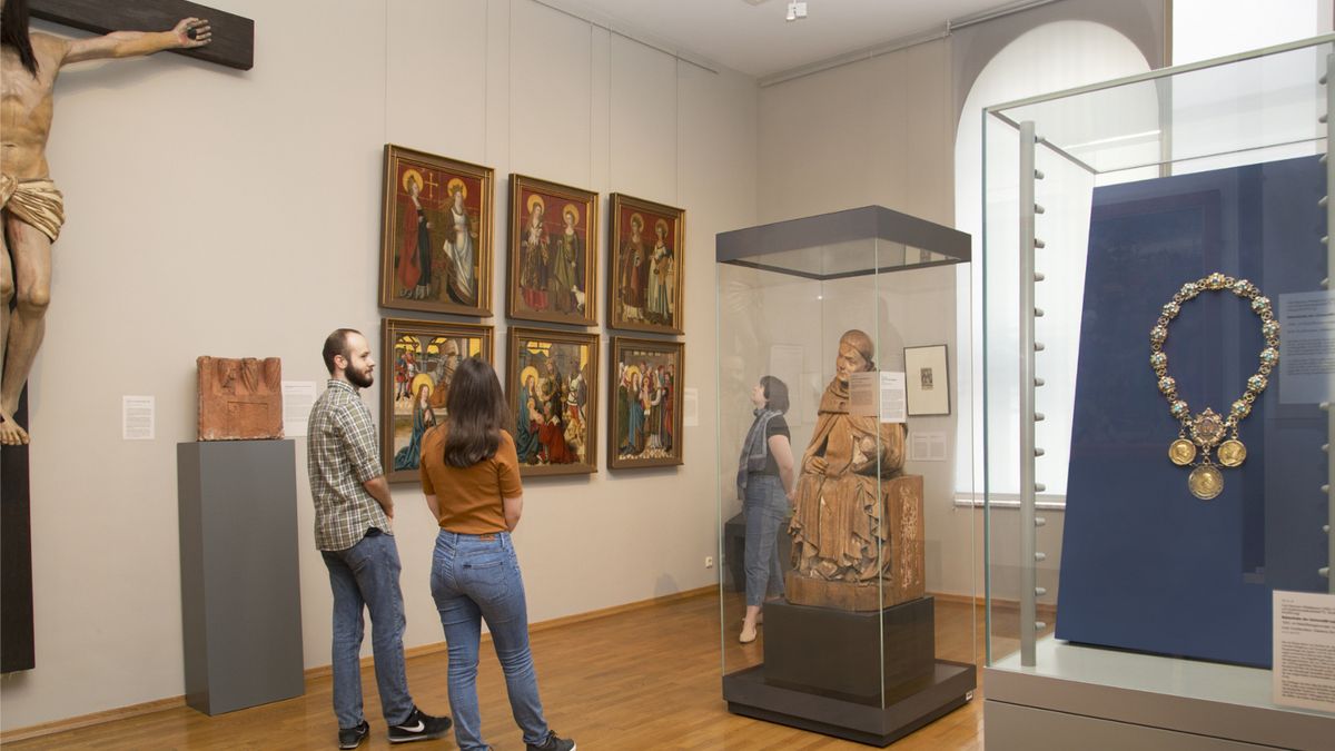 Besucher in der Kunstsammlung im Rektoratsgebäude, Foto: Kustodie/Marion Wenzel