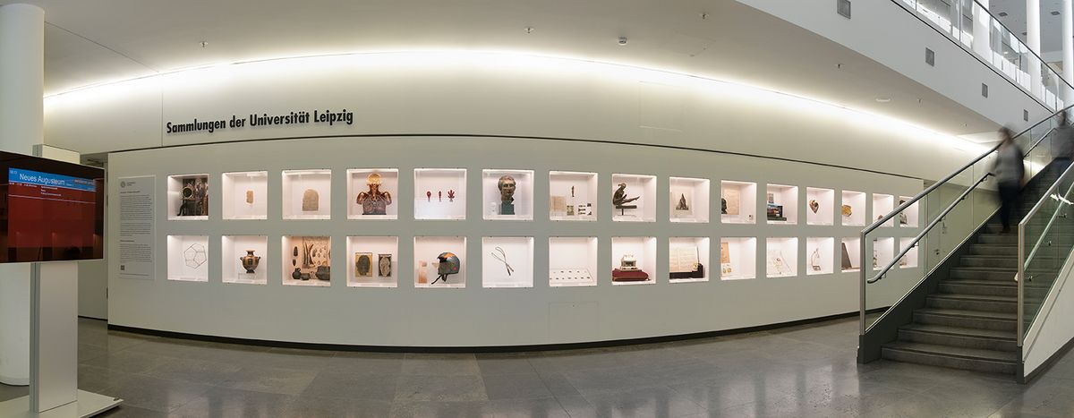 Die Sammlungsvitrine mit ausgestellten Kunstwerken aus dem Kunstbesitz der Kustodie erstreckt sich entlang des unteren Foyers des Neuen Augusteums.