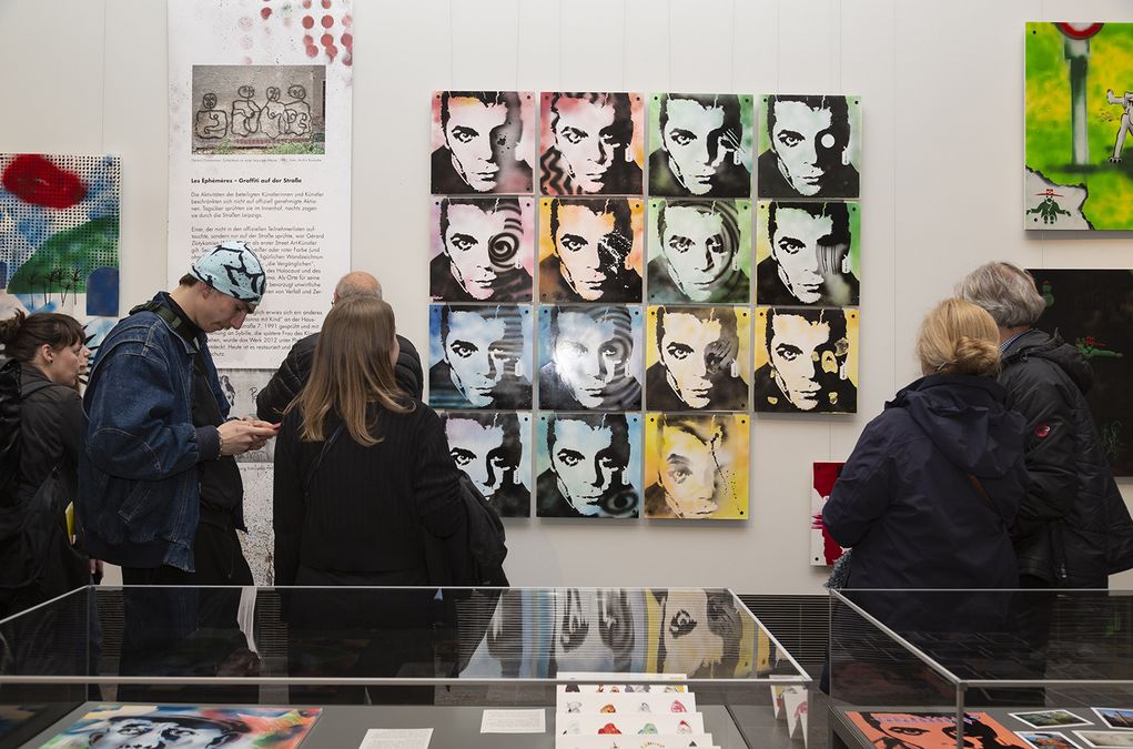 zur Vergrößerungsansicht des Bildes: Blick in den Ausstellungsraum mit Besuchern