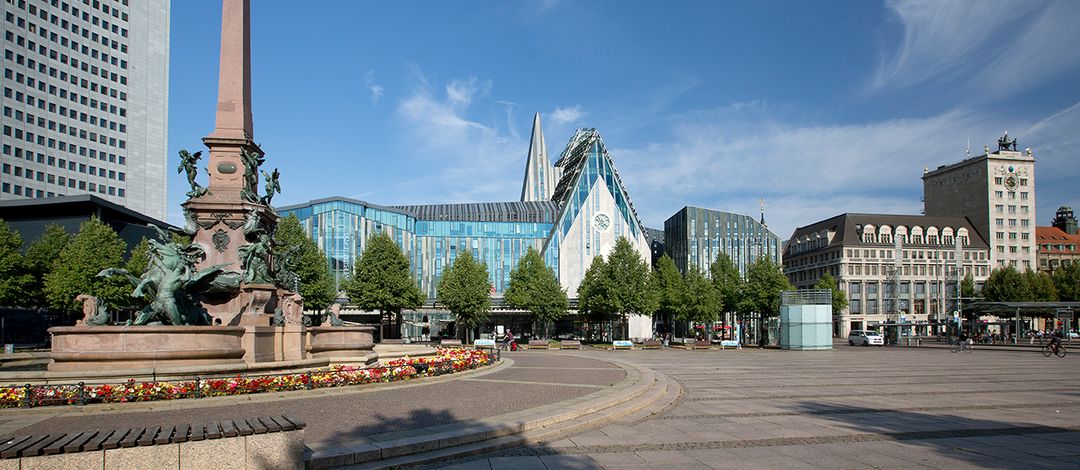 Der Augustusplatz bei Sonnenschein mit Blick auf das Neue Augusteum und das Paulinum.