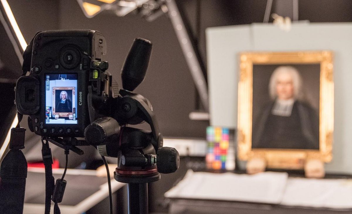 zur Vergrößerungsansicht des Bildes: Eine Kamera macht ein Foto von einem Porträtgemälde im Fotostudio der Kustodie.