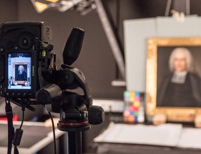 Eine Kamera macht ein Foto von einem Porträtgemälde im Fotostudio der Kustodie.
