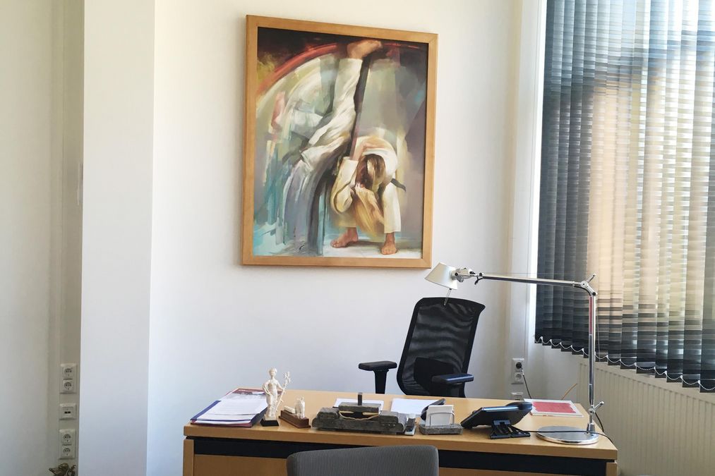 zur Vergrößerungsansicht des Bildes: In einem Mitarbeiterbüro der Universität hängt ein Gemälde vom Bestand der Kustodie