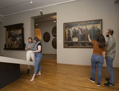 Besucher in der Kunstsammlung im Rektoratsgebäude, Foto: Kustodie/Marion Wenzel