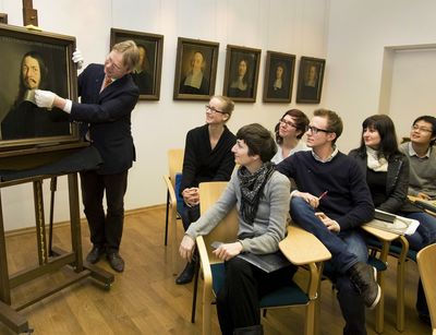 Studierende betrachten mit Prof. Dr. Hiller von Gaertringen ein Gemälde.