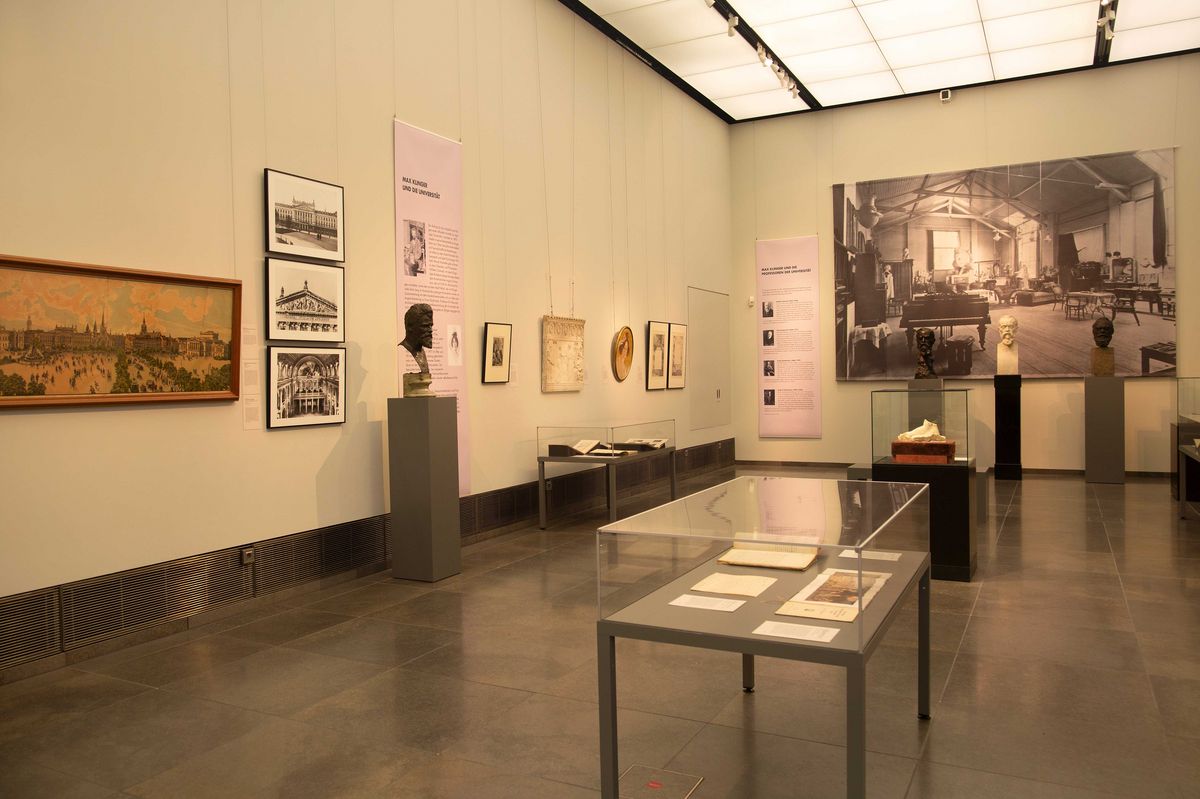 zur Vergrößerungsansicht des Bildes: Blick in die Ausstellung "Max Klinger und die Universität Leipzig", WS 2021/22, Foto: Kustodie/Marion Wenzel