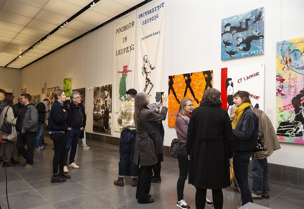 zur Vergrößerungsansicht des Bildes: Blick in den Ausstellungsraum mit Besuchern