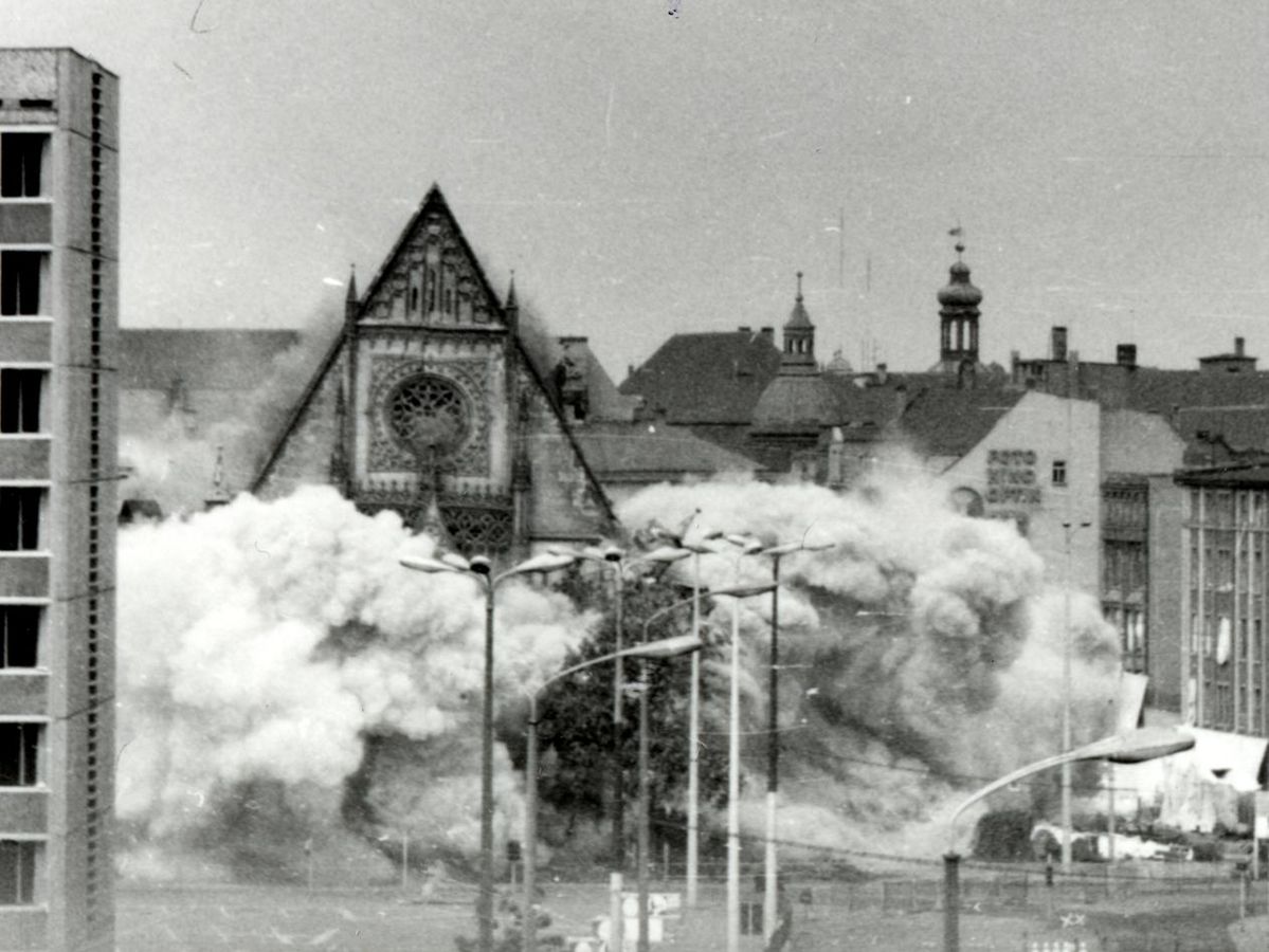 Die Schwarzweißfotografie zeigt den Moment der Sprengung der alten Paulinerkirche.
