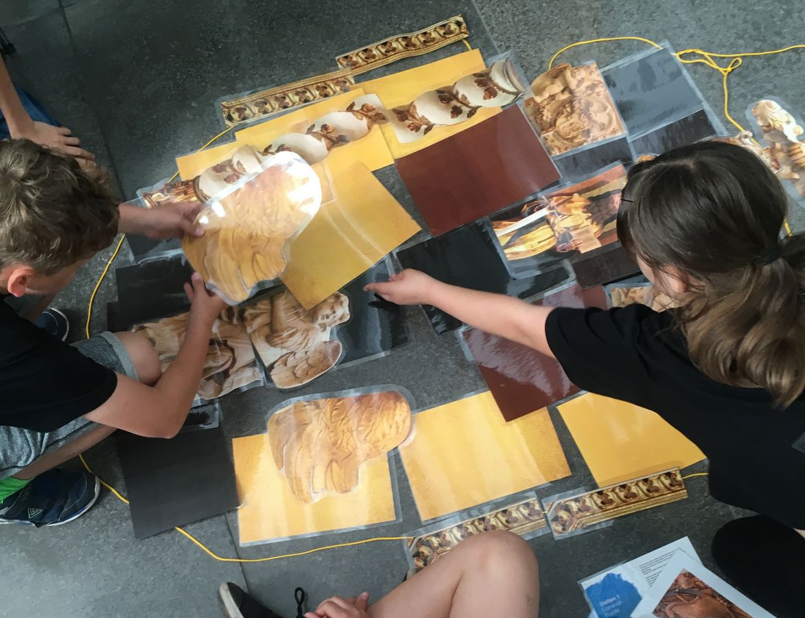 enlarge the image: Bei der museumspädagogischen Arbeit im Paulinum stellen die Schüler selbständig die Epitaphien aus einzelnen Vorlagen zusammen.